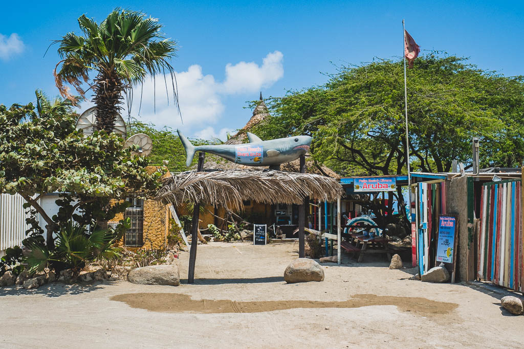 Restaurants mit Hai-Statue am Palm Beach Aruba