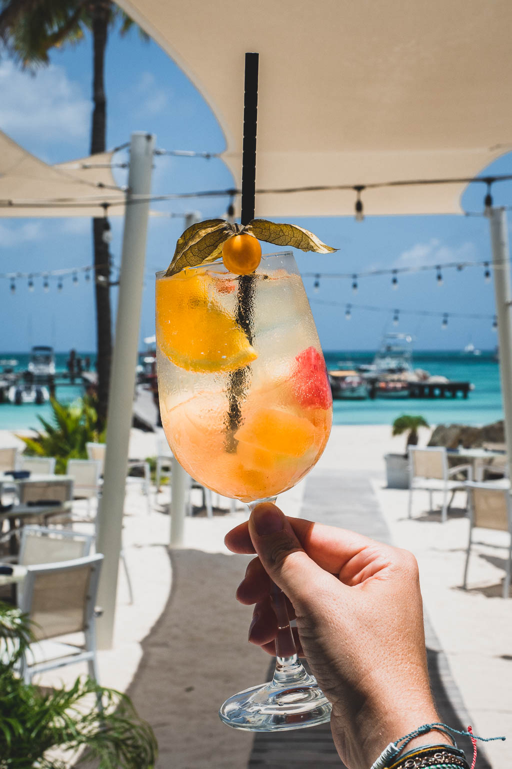 Cocktail am Strand Aruba