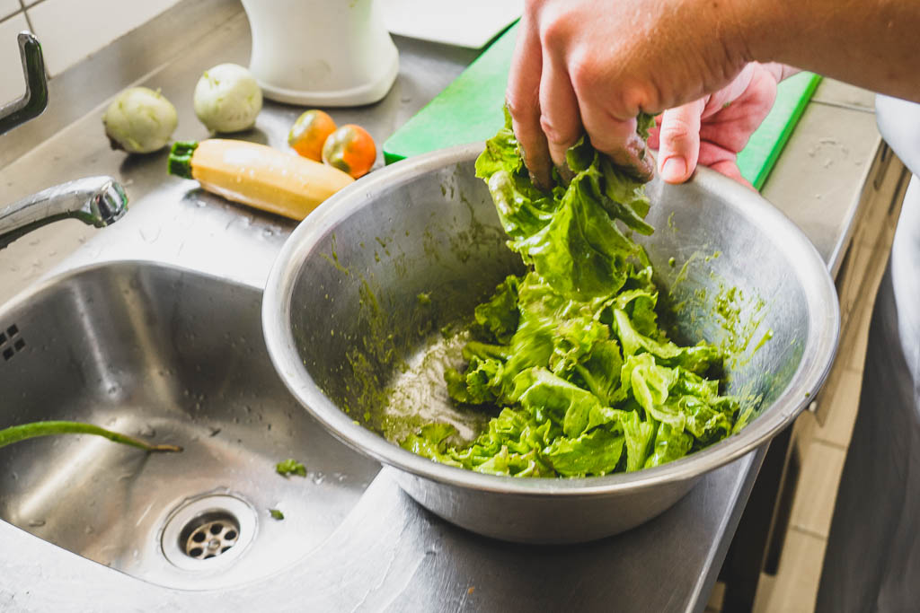Salat in der Küche des Flair Hotel Reuner in Brandenburg marinieren