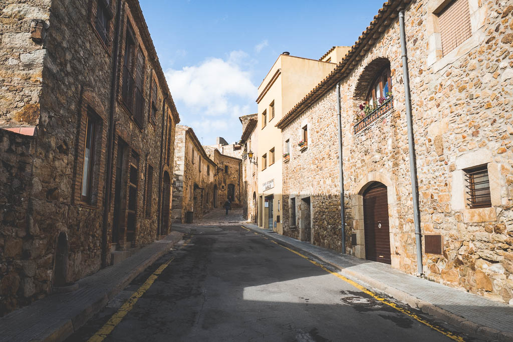 Straße in der Altstadt von Pals in Katalonien