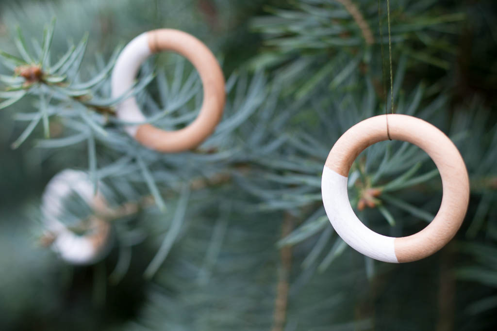 DIY selbst gemachte stabile Anhänger für Weihnachten aus Gardinenringen