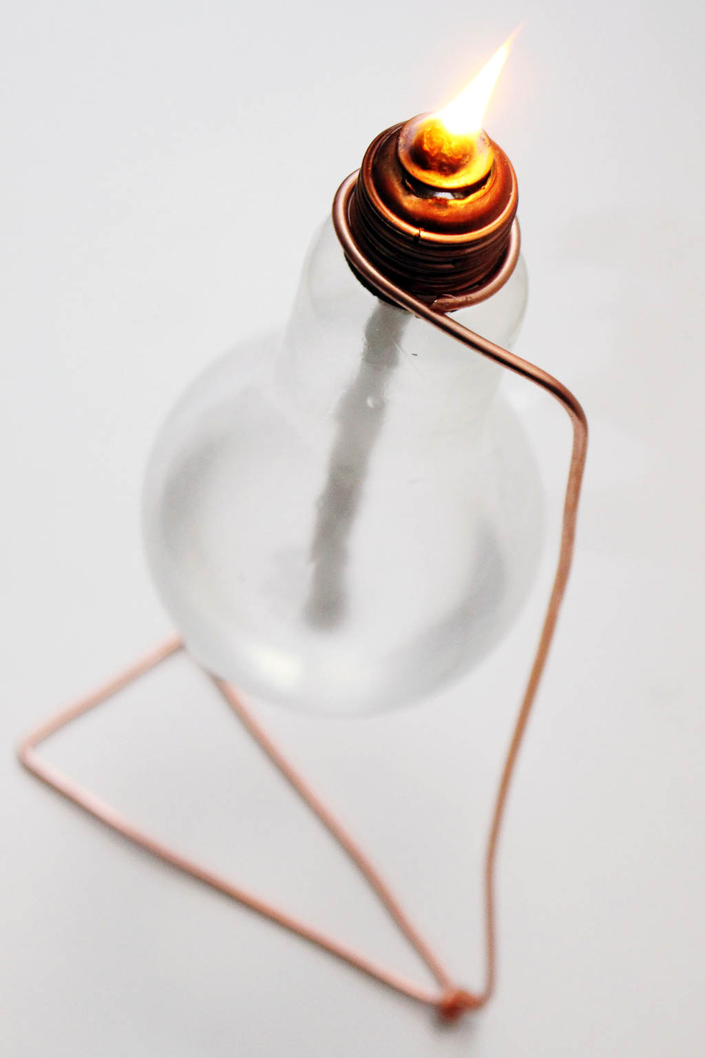 Upcycling Idee: Öllampe aus einer alten Glühbirne basteln