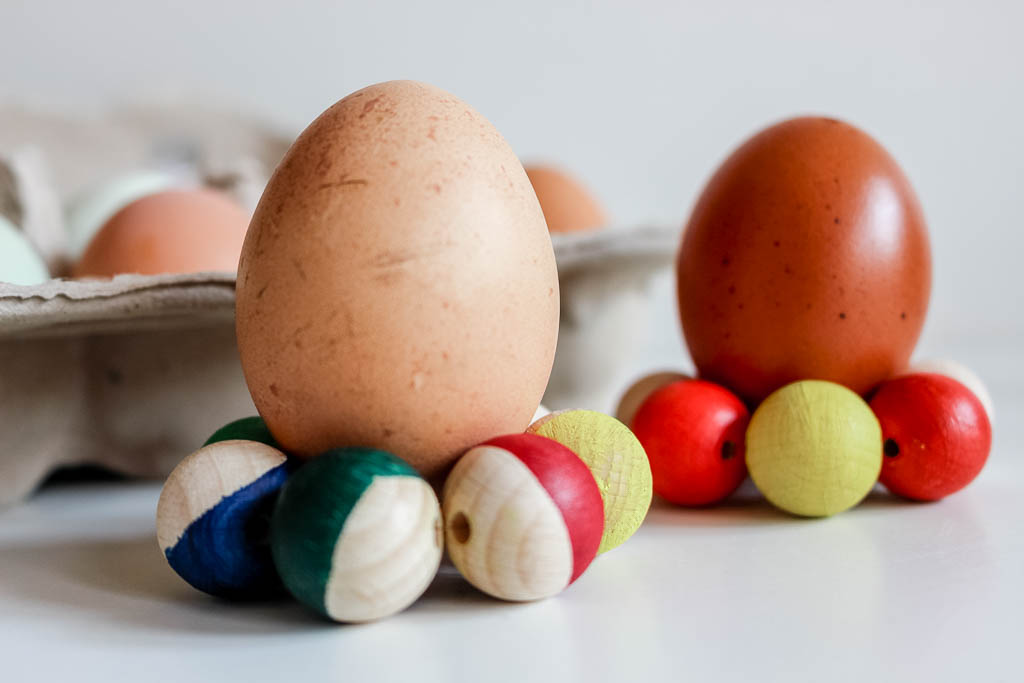 Eierbecher aus Holzkugeln: Dekoration für Ostern