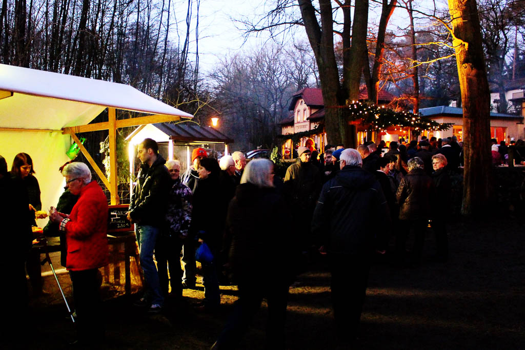 Weihnachtsmarkt in Brandenburg: Weihnachtsmarkt unter Eichen in Frohnsdorf