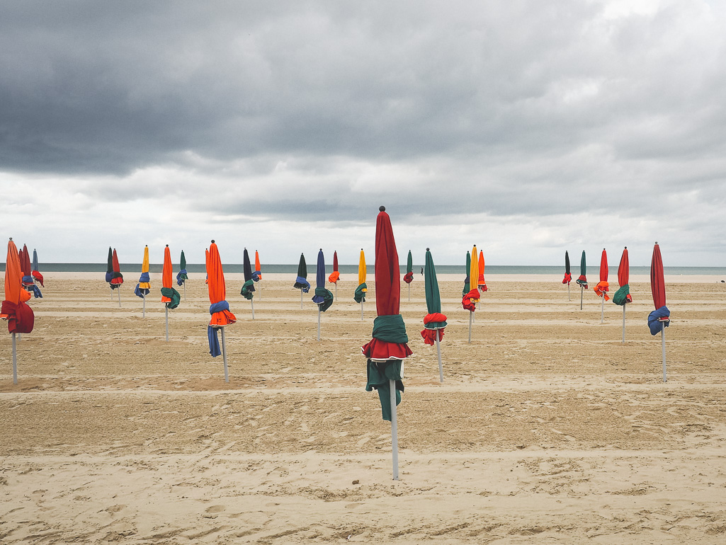 Strand mit Sonnenschirmen Die schönsten Sehenswürdigkeiten in Deauville